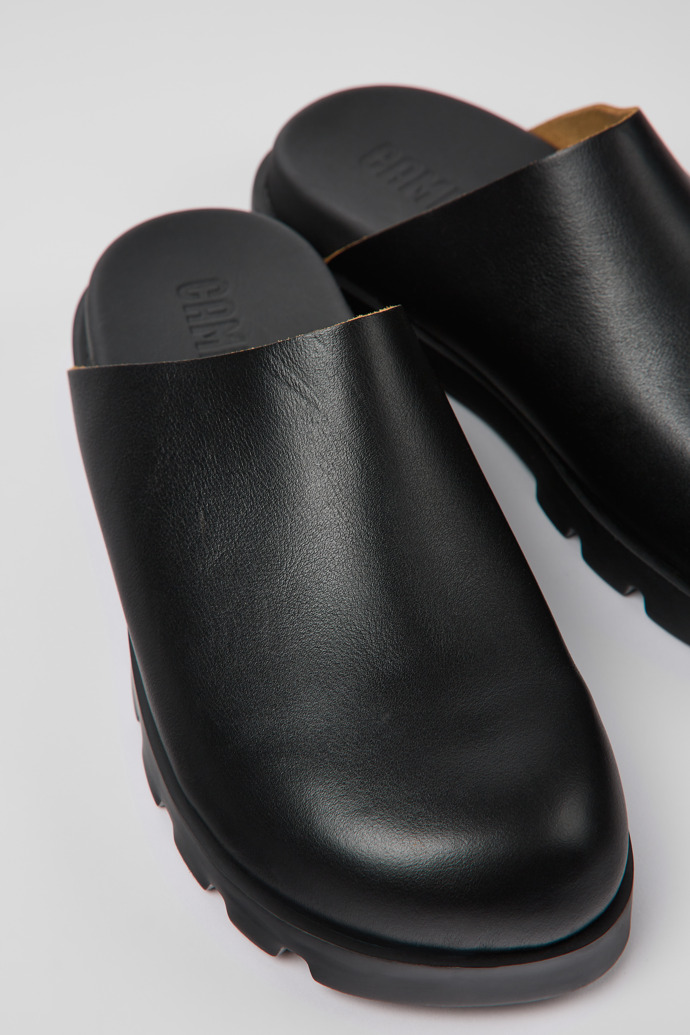 Sandalias Brutus de Camper: Sandalias negras de piel para mujer.