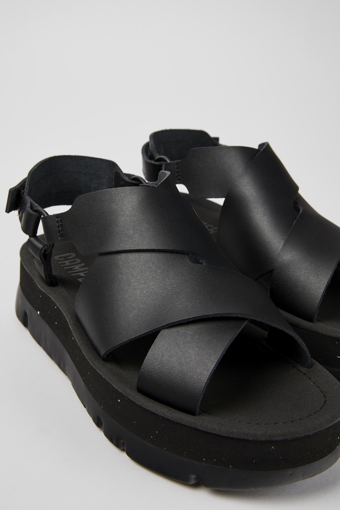 Camper Oruga Up - Sandalia negra de piel para mujer