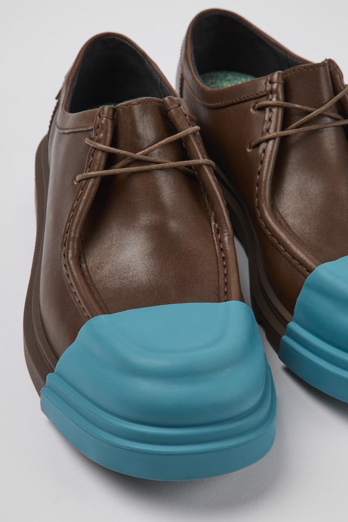 Camper Junction - Zapatos de mujer marrones de piel responsable.