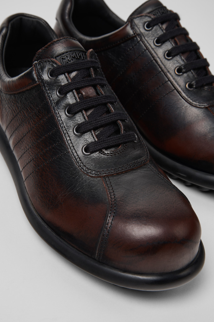 Camper Pelotas - Zapatos de piel color vino para mujer.