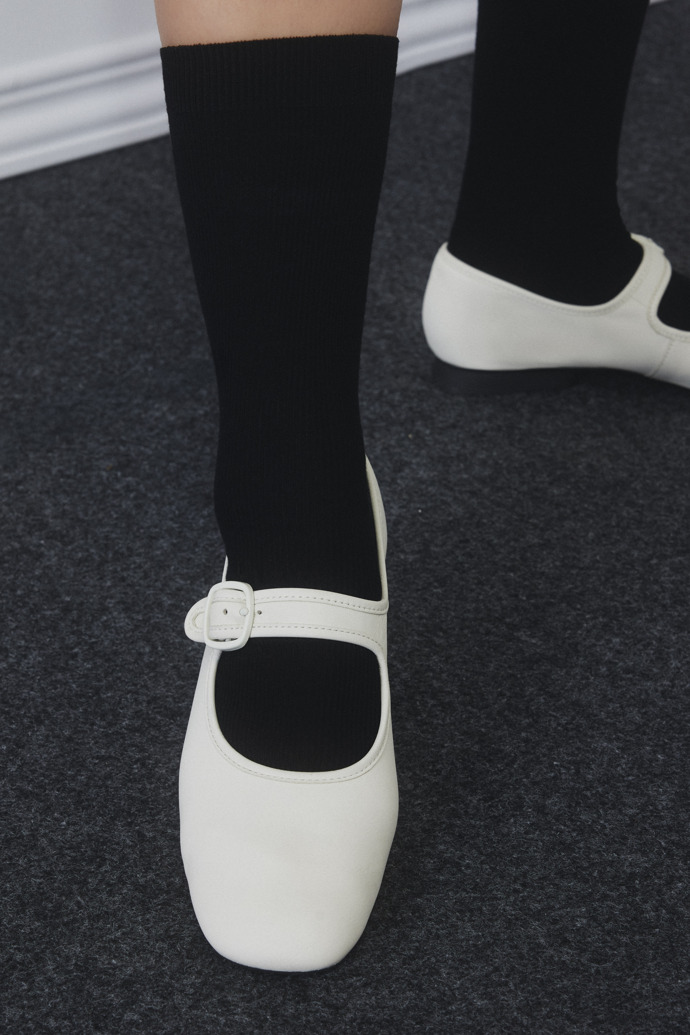 Camper Casi Myra - Zapato de piel blanca para mujer.