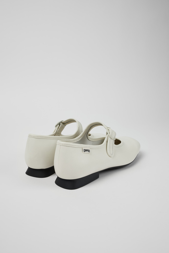 Camper Casi Myra - Zapato de piel blanca para mujer.
