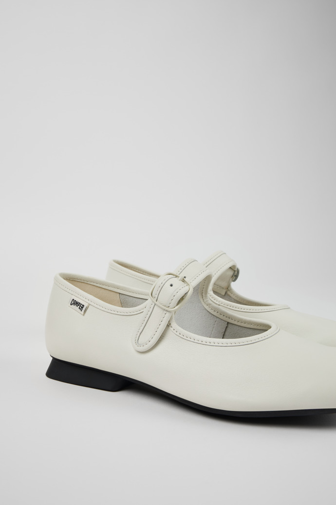Camper Casi Myra - Zapato de piel blanca para mujer.