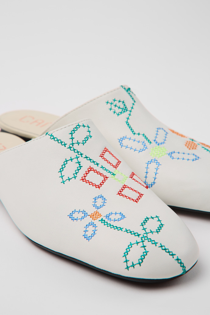 Camper Twins - Sandalias blancas de piel para mujer.