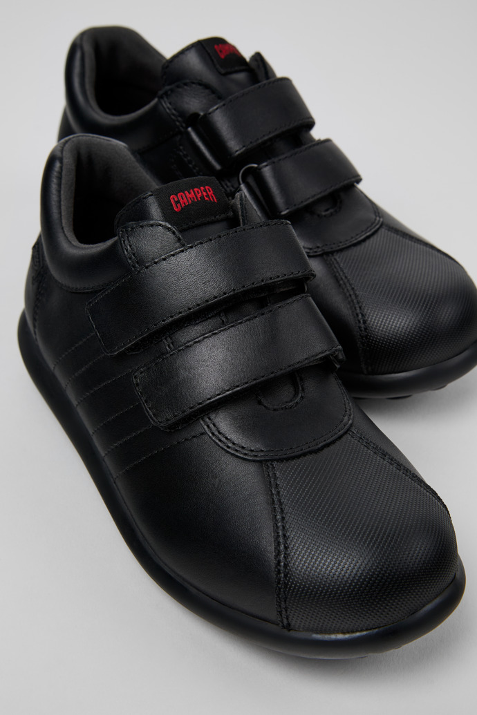 Pelotas de Camper - Zapato infantil de piel y textil negro.
