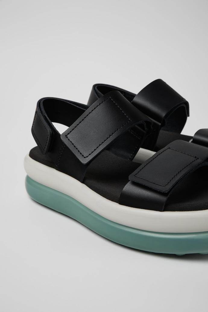 Camper Pelotas Flota Up - Sandalias negras de piel para mujer.