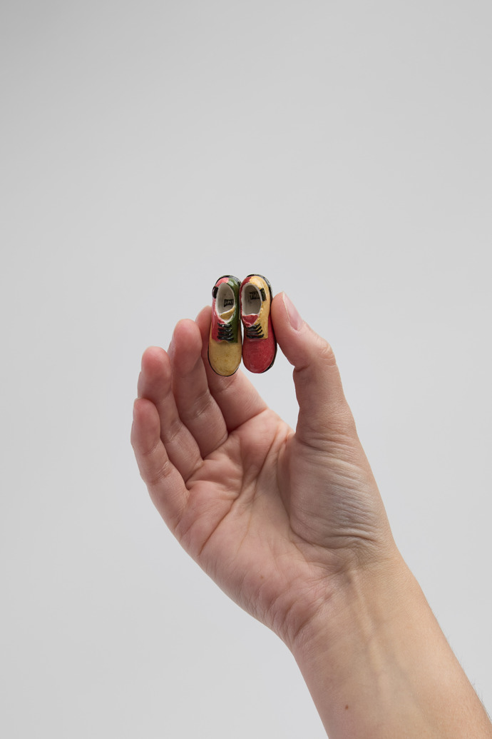 Camper Miniature TWINS Sculpture - Zapatos de cerámica.