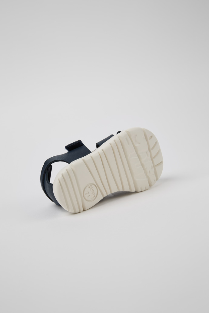 Camper Oruga - Sandalia infantil de piel azul con diseño cerrado.